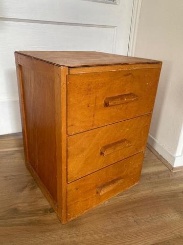Houten nachtkastje beschikbaar voor biedingen