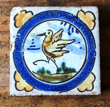 Antiek tegeltje met leuke vogel – klein en bijzonder beschikbaar voor biedingen