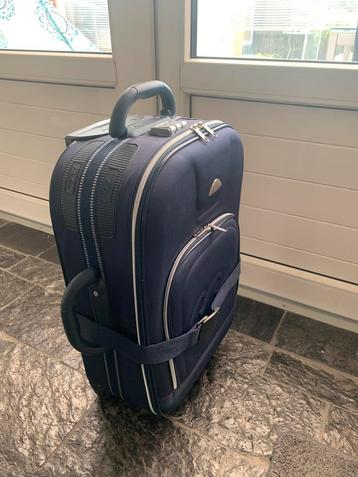 Koffer met 2 wielen en steun. beschikbaar voor biedingen