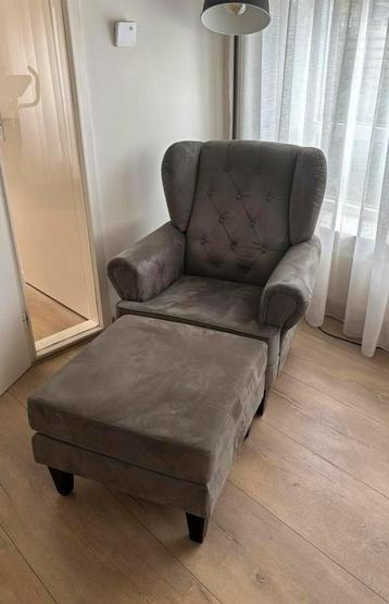 Oorfauteuil met hocker/poef beschikbaar voor biedingen