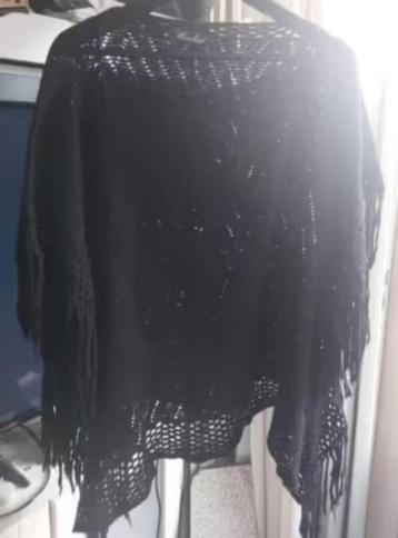 Zwarte poncho beschikbaar voor biedingen
