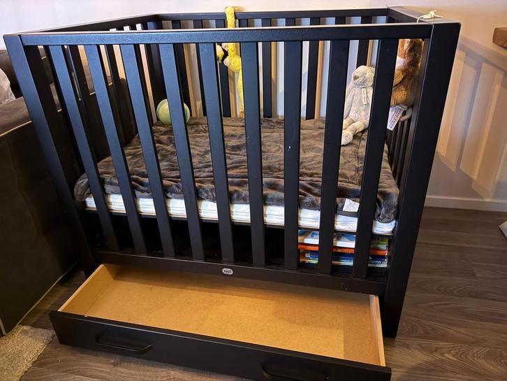 Mooie Zwarte Box met Opberglade, Kinderen en Baby's, Boxen, Zo goed als nieuw, In hoogte verstelbaar, Lade, Ophalen of Verzenden
