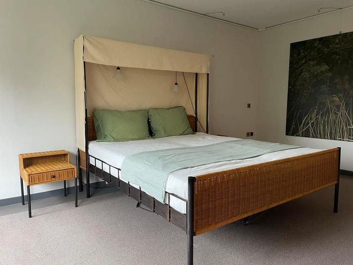 Elektrisch verstelbaar bed staal/rotan 180x210, Huis en Inrichting, Slaapkamer | Bedden, Zo goed als nieuw, Tweepersoons, 180 cm