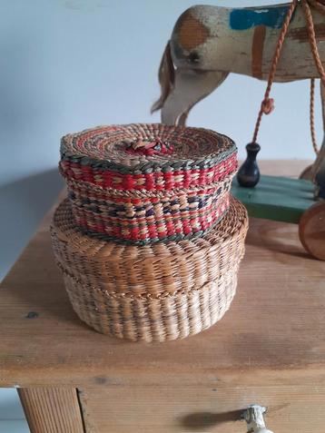 Leuke oude kleine Zweedse mandjes, doosjes beschikbaar voor biedingen