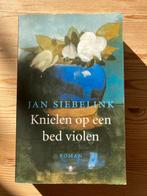 Knielen op een bed violen - Jan Siebelink, Ophalen of Verzenden, Gelezen, Nederland