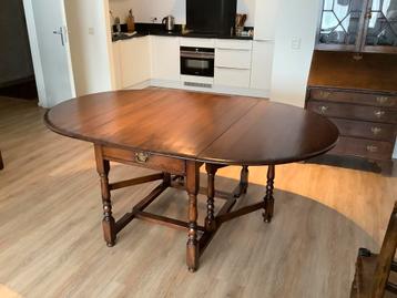 Franse hangoor tafel (hard hout) beschikbaar voor biedingen