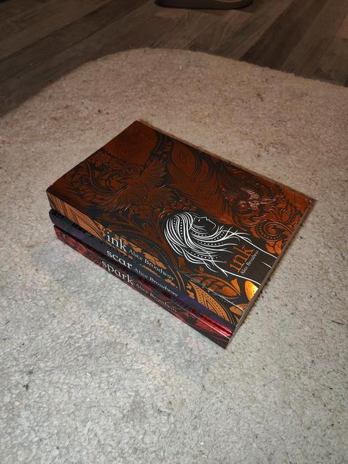 Alice Broadway ink series   skin books series, Boeken, Fantasy, Nieuw, Ophalen of Verzenden