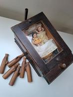 Antieke couveuse? Kistje met poppetjes, thermometer, flesjes, Antiek en Kunst, Ophalen of Verzenden