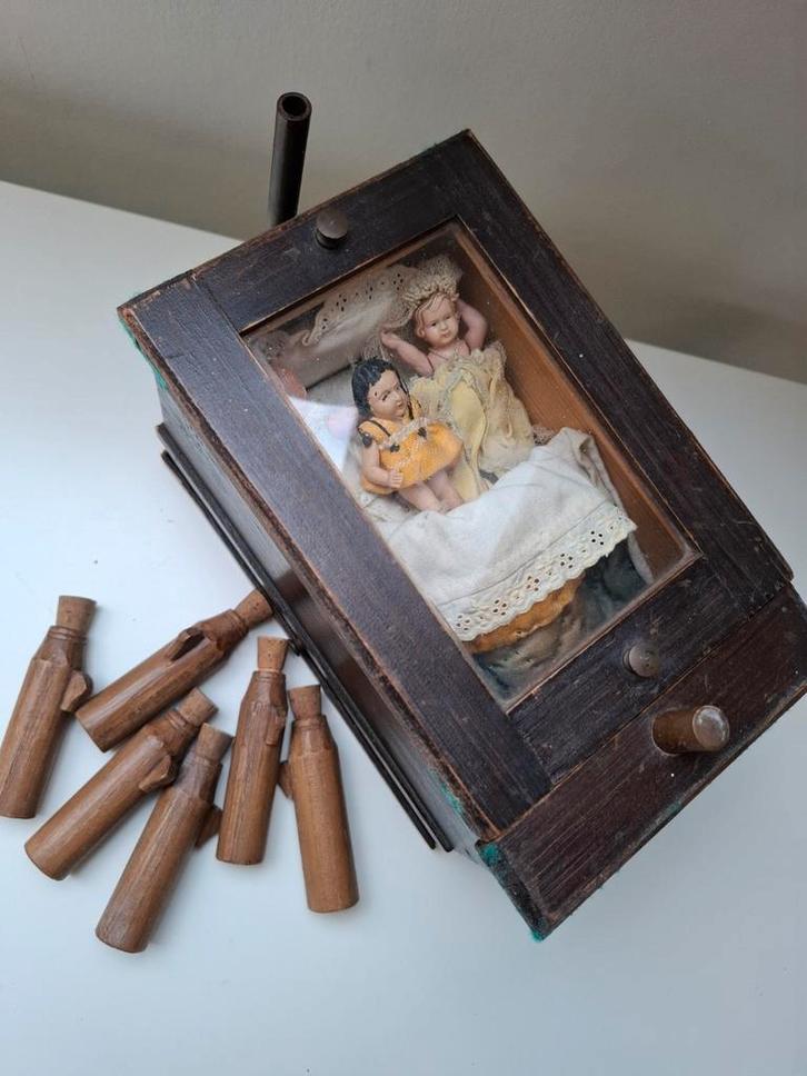 Antieke couveuse? Kistje met poppetjes, thermometer, flesjes, Antiek en Kunst, Antiek | Speelgoed, Ophalen of Verzenden