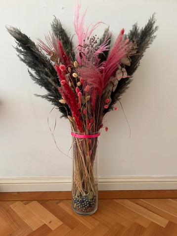 Hoge vaas met droogbloemen beschikbaar voor biedingen