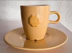 Vier Douwe Egberts Bekers met Schotel geel, Huis en Inrichting, Ophalen of Verzenden, Zo goed als nieuw, Overige stijlen, Kop(pen) en/of Schotel(s)