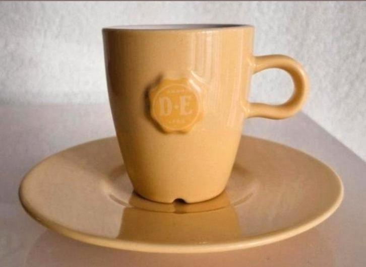 Vier Douwe Egberts Bekers met Schotel geel, Huis en Inrichting, Keuken | Servies, Zo goed als nieuw, Kop(pen) en/of Schotel(s)
