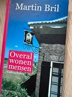 Overal wonen mensen - Martin Bril (ZGAN), Ophalen of Verzenden, Zo goed als nieuw, Nederland