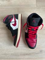 Jordan 1 Mid - Rood, Overige kleuren, Ophalen of Verzenden, Sneakers of Gympen, Gedragen