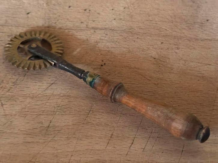 Antiek koperen deegwieltje met houten handvat, Antiek en Kunst, Antiek | Keukenbenodigdheden, Ophalen of Verzenden