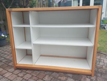 Stevige kast beschikbaar voor biedingen