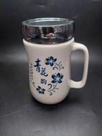 Wit/blauwe beker met bloemen en Chinese tekens, Keramiek, Ophalen of Verzenden, Zo goed als nieuw, Overige stijlen