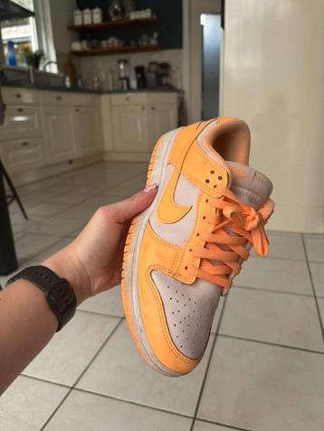 Nike dunk low peach cream beschikbaar voor biedingen