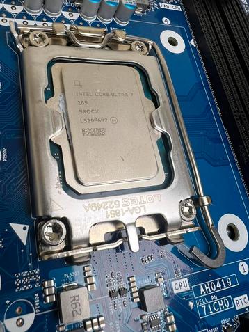 Intel core 7 265  15 gen (2025). + Dell 049TYW Moederbord beschikbaar voor biedingen