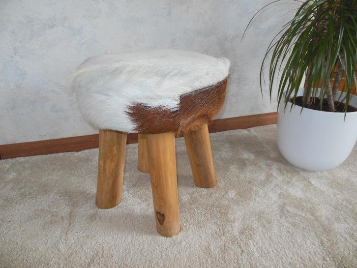 Kruk met bruin witte vacht, Huis en Inrichting, Krukjes, Zo goed als nieuw, Hout, Ophalen of Verzenden