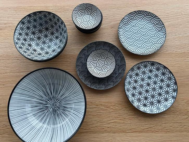 Gezocht: Tokyo Design Nippon Black servies, Huis en Inrichting, Keuken | Servies, Zo goed als nieuw, Bord(en), Overige stijlen