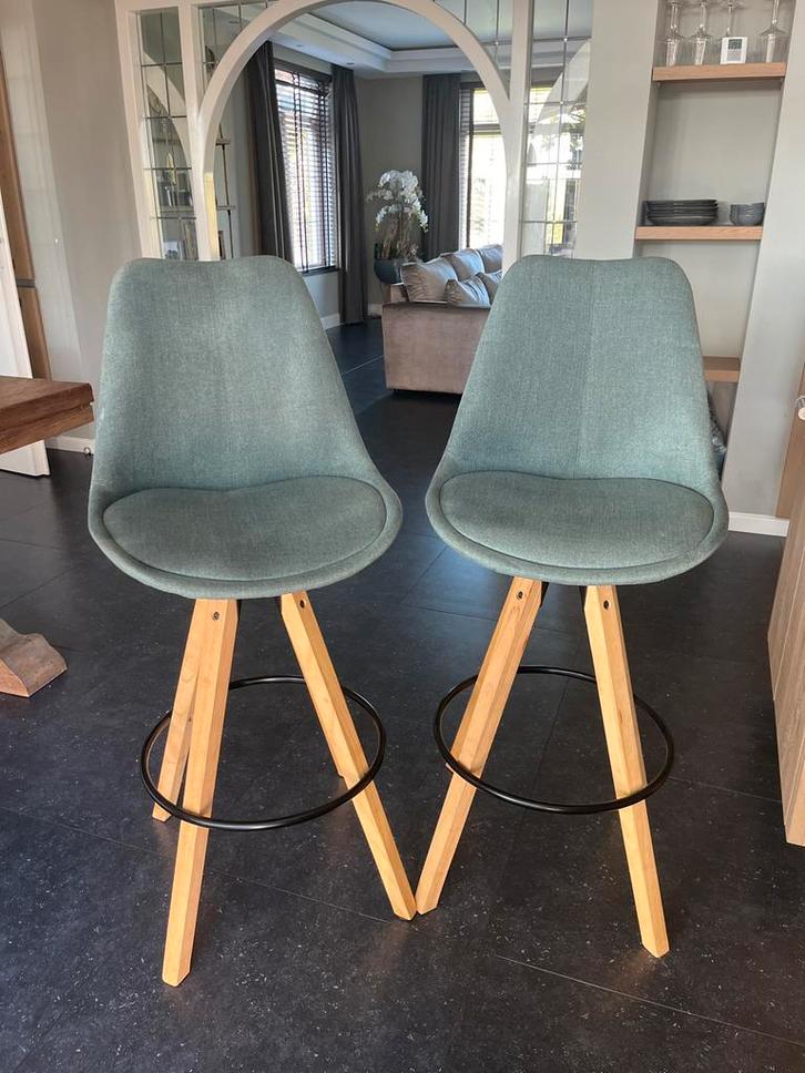 2x Moderne Barkrukken groen / Hout, Huis en Inrichting, Barkrukken, Zo goed als nieuw, 60 tot 90 cm, Hout, 2 krukken, Met voetsteun