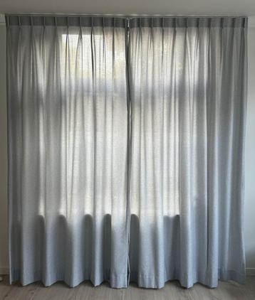 Lichtgrijze gordijnen – Enkele plooi beschikbaar voor biedingen