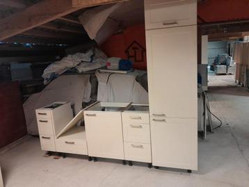 Keukenblok met gebruikerssporen beschikbaar voor biedingen