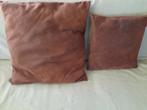 Woonkussen 2x. Donkerbruin. Suède., Huis en Inrichting, Woonaccessoires | Kussens, Ophalen, Zo goed als nieuw, Bruin, Vierkant