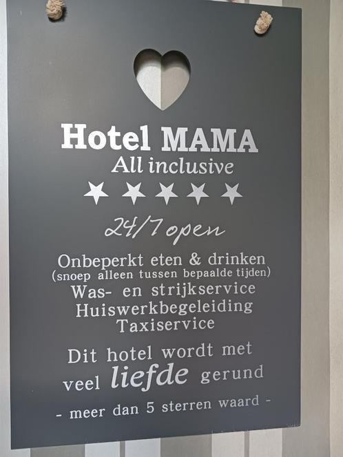 Tekstbord Hotel Mama 60 x 40 cm, Huis en Inrichting, Woonaccessoires | Tekstborden en Spreuken, Zo goed als nieuw, Ophalen of Verzenden