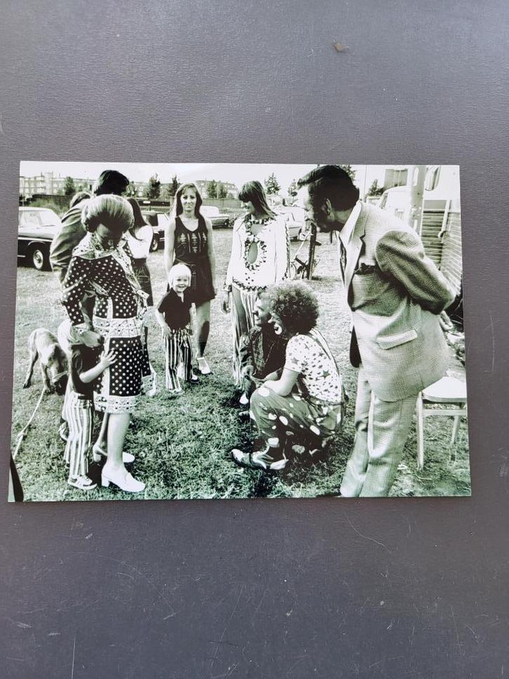 Koninklijk huis /op bezoek bij Circus Boltini /70er jaren., Verzamelen, Koninklijk Huis en Royalty, Zo goed als nieuw, Kaart, Foto of Prent