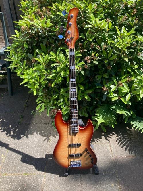 Sire V9 met half flat wounds z.g.a.n., Muziek en Instrumenten, Snaarinstrumenten | Gitaren | Bas, Zo goed als nieuw, Elektrisch