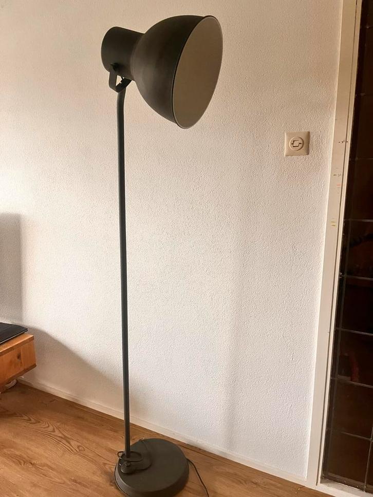 Industriële Staande Lamp - Mat Grijs, Huis en Inrichting, Lampen | Vloerlampen, Gebruikt, 150 tot 200 cm, Metaal, Ophalen of Verzenden