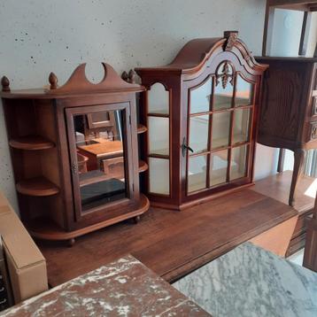 2 leuke vitrine kastjes te koop beschikbaar voor biedingen