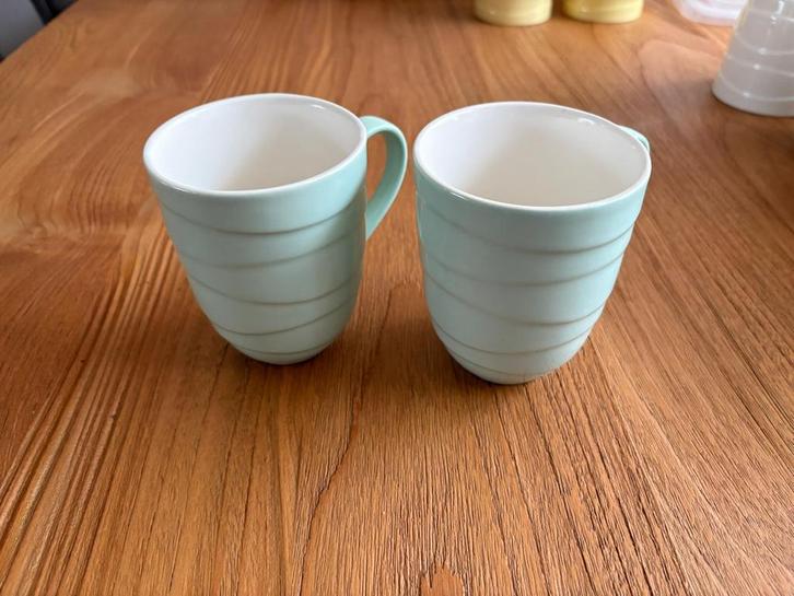 2 groene mokken uit de Waves serie van Jamie Oliver., Huis en Inrichting, Keuken | Servies, Zo goed als nieuw, Kop(pen) en/of Schotel(s)