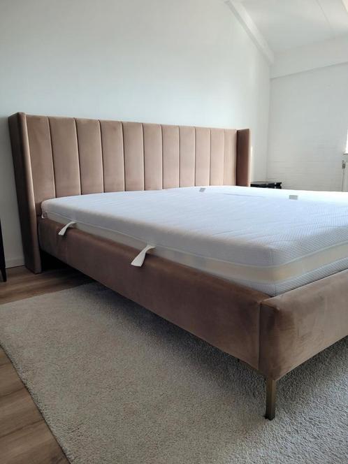 Gestoffeerd fluwelen bed Dusk Westwing 2x2, Huis en Inrichting, Slaapkamer | Bedden, Zo goed als nieuw, Tweepersoons, 200 cm, Ophalen