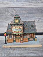 Lemax trein depot verlicht originele doos kerstdorp kerst, Diversen, Ophalen of Verzenden, Zo goed als nieuw