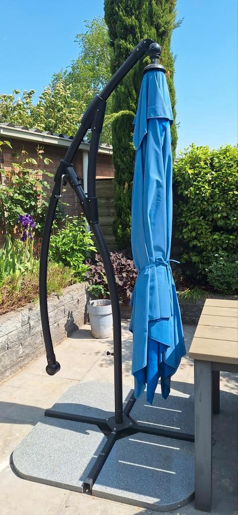 Blauwe zweefparasol  2.50  bij  2.50, Tuin en Terras, Parasols, Zo goed als nieuw, Zweefparasol, Ophalen