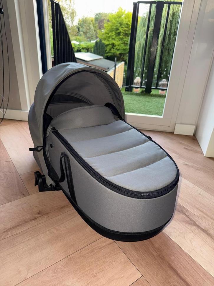 Grijze (Stone) Babyzen Yoyo reiswieg met adapters en matras, Kinderen en Baby's, Kinderwagens en Combinaties, Zo goed als nieuw