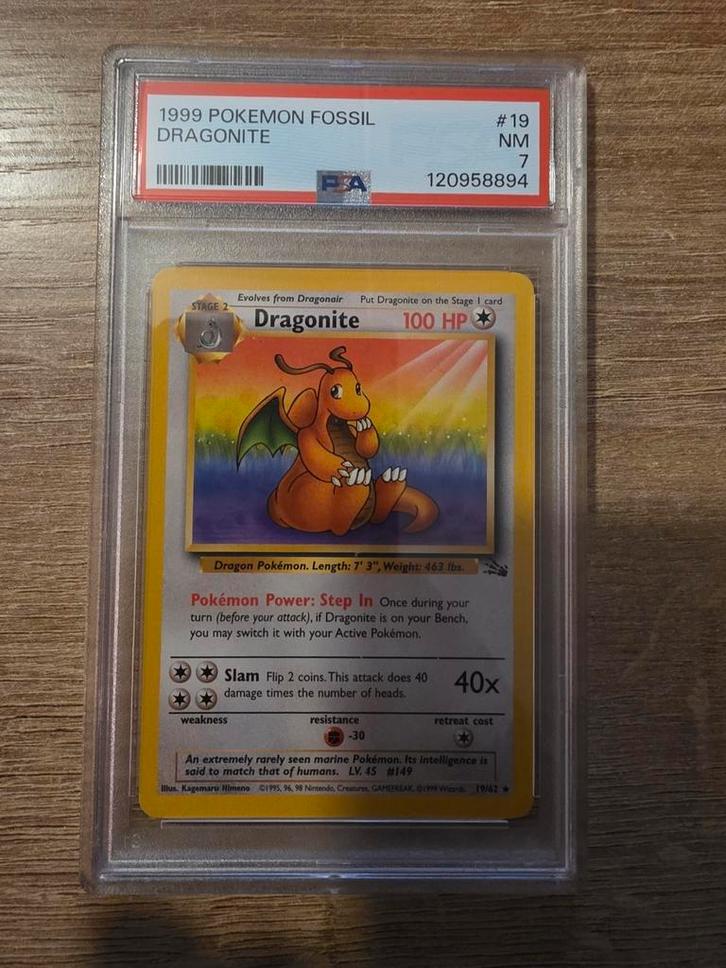 Dragonite Fossil 1999 PSA 7 #19, Hobby en Vrije tijd, Verzamelkaartspellen | Pokémon, Zo goed als nieuw, Ophalen of Verzenden