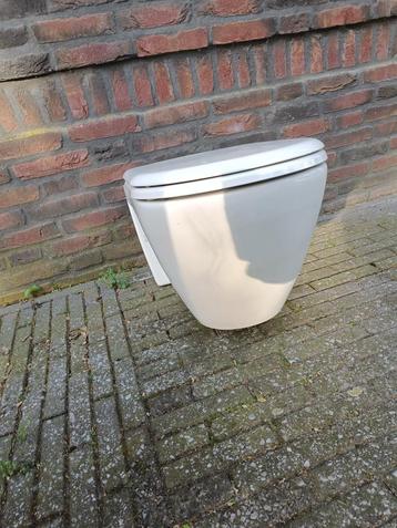 Hangende toilet pot, wit porselein, met bril.