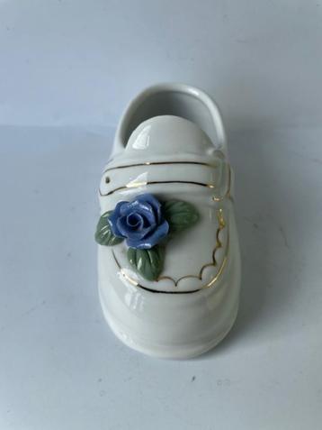 Vintage brocante baby schoentje van porselein Vaasje / potje beschikbaar voor biedingen