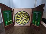 Dartbord met kast, Sport en Fitness, Darts, Ophalen, Gebruikt, Dartbord met pijlen