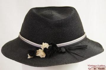 Vintage Dameshoed zwart met zwart-witte bloemen 57   beschikbaar voor biedingen