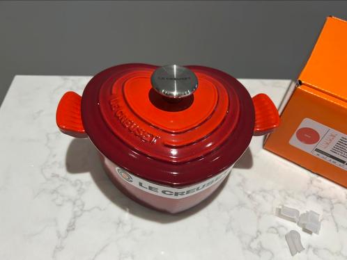 Valentijn tip: Le Creuset hartje 16 cm in doos, Huis en Inrichting, Keuken | Potten en Pannen, Nieuw, Koekenpan of Braadpan, Gietijzer