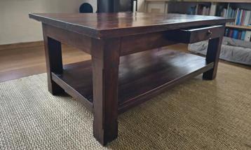 Multifunctionele houten salontafel beschikbaar voor biedingen