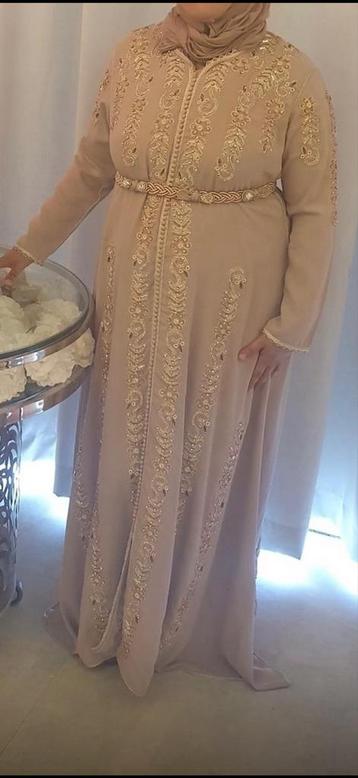 Elegante Beige Jurk met Gouden Details beschikbaar voor biedingen