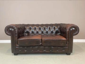 Originele Engelse Chesterfield 2 zits bank zo goed als nieuw beschikbaar voor biedingen