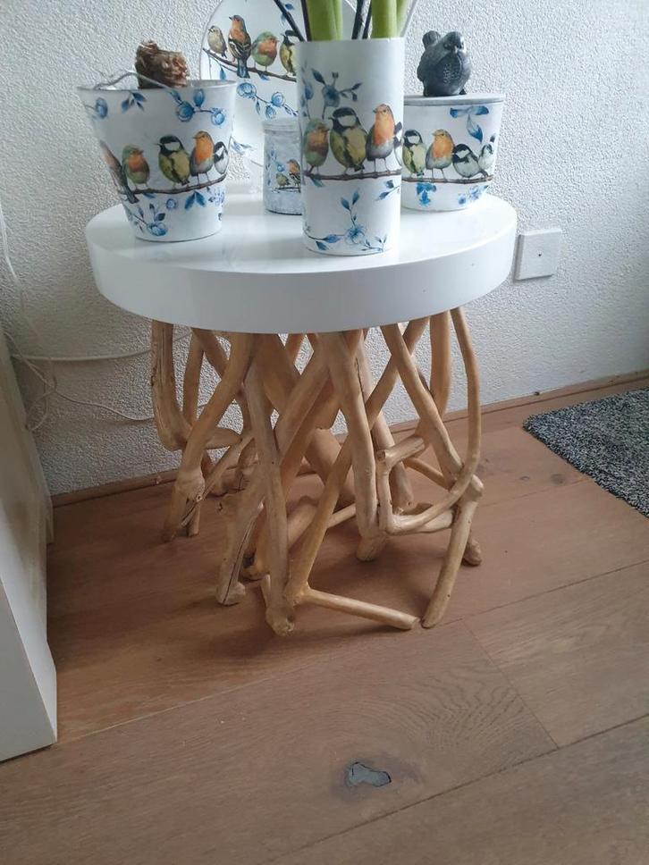 Unieke Bijzettafel met Houten Onderstel, Huis en Inrichting, Tafels | Bijzettafels, Gebruikt, Rond, 45 tot 60 cm, Minder dan 55 cm