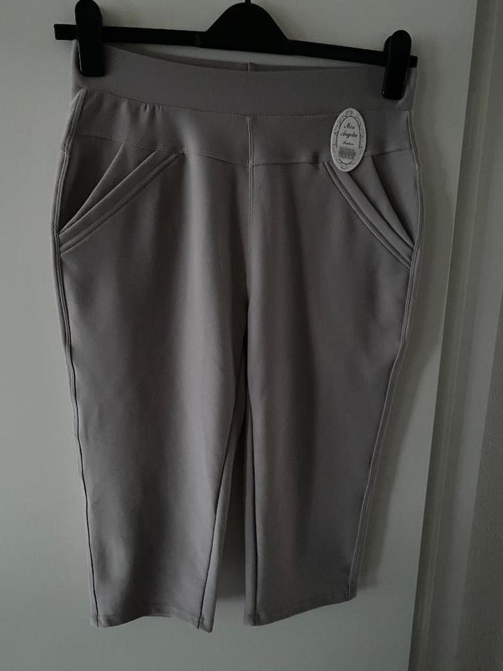 capri 40 taupe travelstof NIEUW, Kleding | Dames, Broeken en Pantalons, Nieuw, Maat 38/40 (M), Grijs, Driekwart, Verzenden